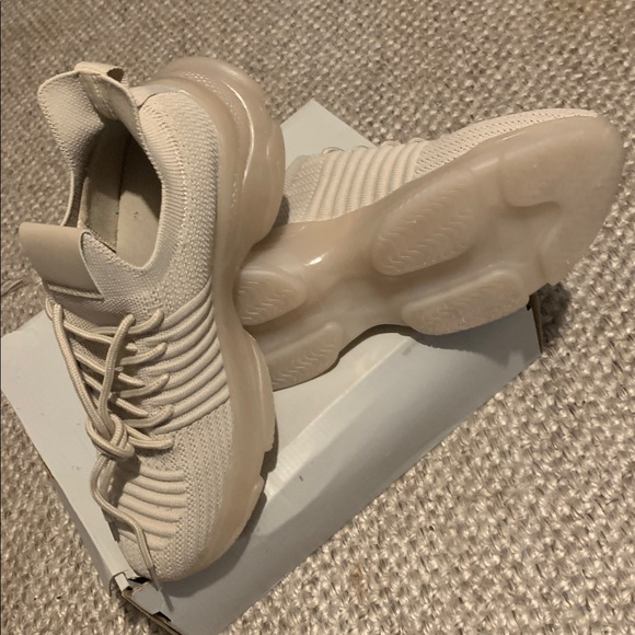 WOMANS CUSHIONAIRE MEMORY FOAM SNEAKERS. - Picture 5 of 6